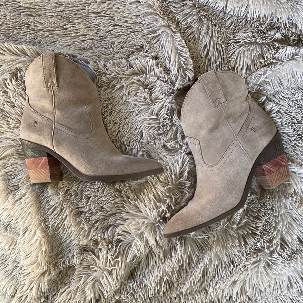 FRYE FAYE SUEDE STACKED HEELED BOOTS EUC SIZE 8 1/2